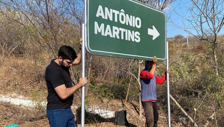Leia mais sobre o artigo Prefeito Jorge Fernandes anuncia instalação de placas de sinalização no perímetro urbano de Antônio Martins; Veja vídeo