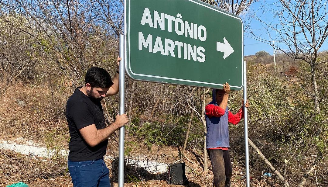 Leia mais sobre o artigo Prefeito Jorge Fernandes anuncia instalação de placas de sinalização no perímetro urbano de Antônio Martins; Veja vídeo
