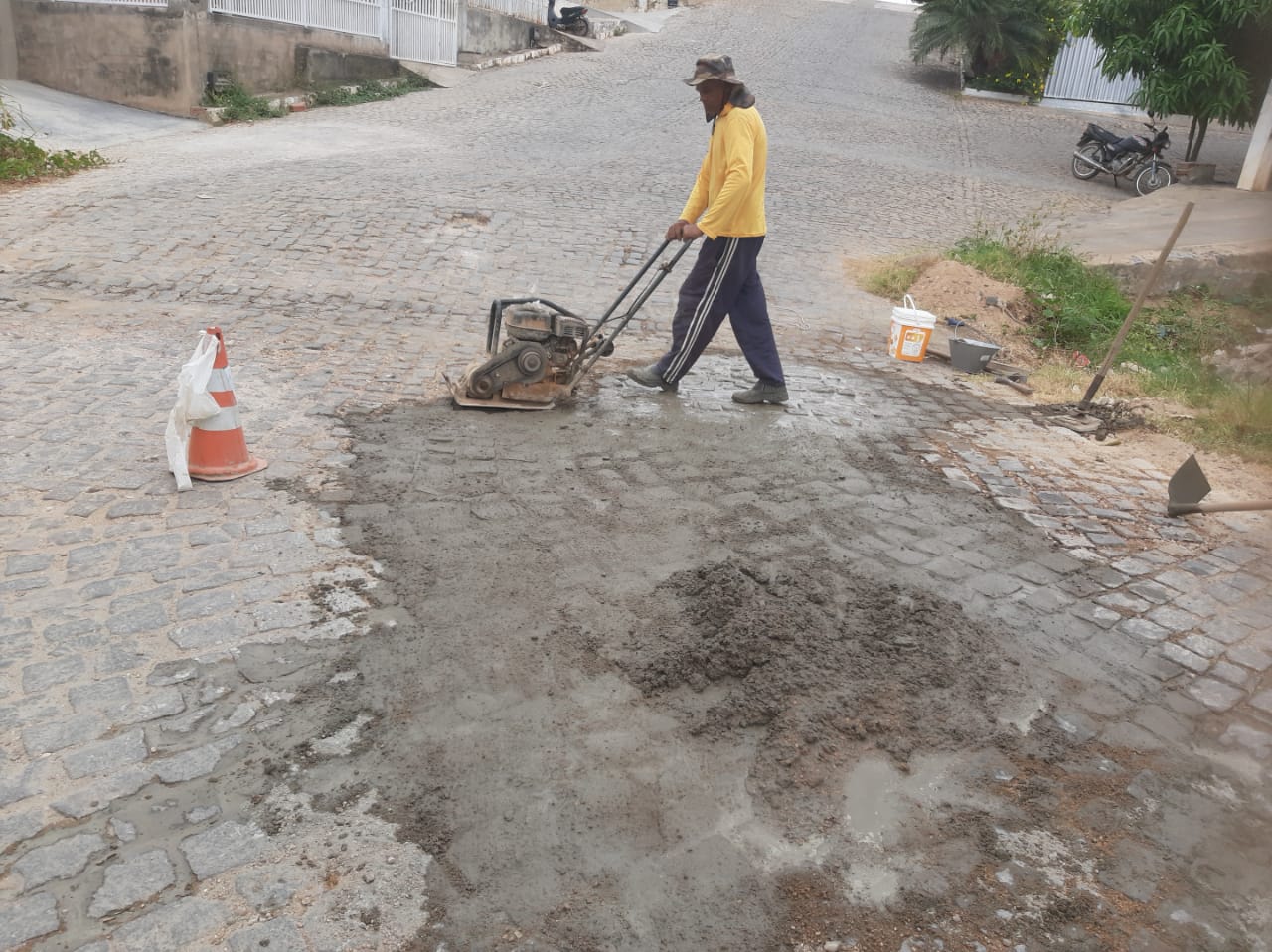 PREFEITURA de Antônio Martins realiza serviços de tapa-buracos e limpeza urbana em diversos pontos da cidade