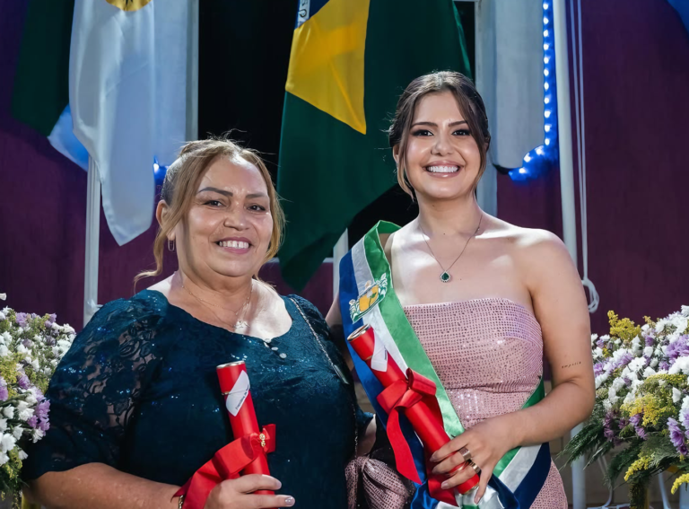 Leia mais sobre o artigo Prefeita eleita Jéssica Íris e vice tomam posse em Antônio Martins